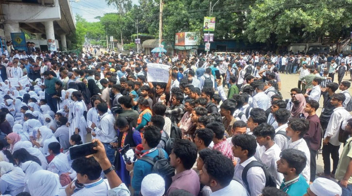 ছয় দফা দাবিতে সড়ক অবরোধ পলিটেকনিক শিক্ষার্থীদের