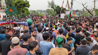 গাজীপুরে রেললাইন অবরোধ করে বিক্ষোভ