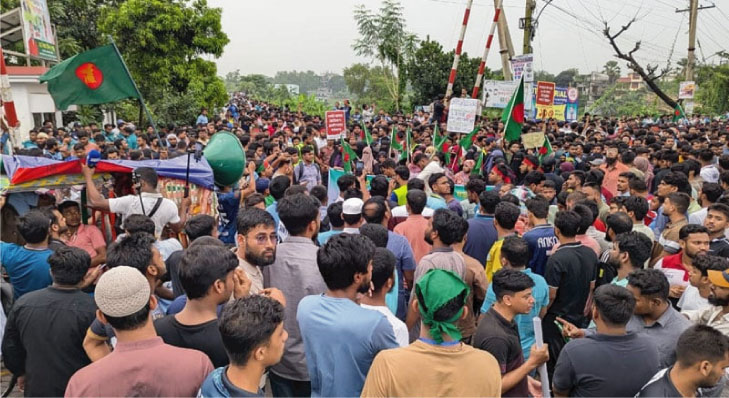 গাজীপুরে রেললাইন অবরোধ করে বিক্ষোভ