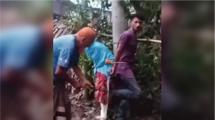 পরকীয়ার অভিযোগে তরুণ-তরুণীকে বিদ্যুতের খুঁটিতে বেঁধে বেত্রাঘাত!