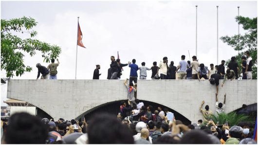 উত্তাল নেপাল, পার্লামেন্টে ঢুকে পড়েছে জনতা