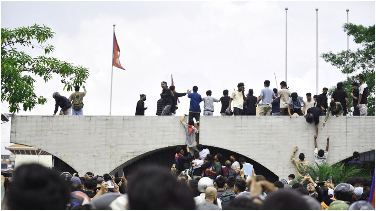 উত্তাল নেপাল, পার্লামেন্টে ঢুকে পড়েছে জনতা