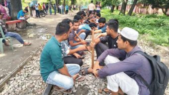 ছয় দফা দাবিতে রেলপথ অবরোধ বাকৃবি শিক্ষার্থীদের