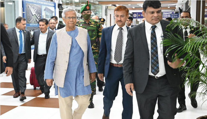 ৯ দিন পর দেশে ফিরলেন প্রধান উপদেষ্টা