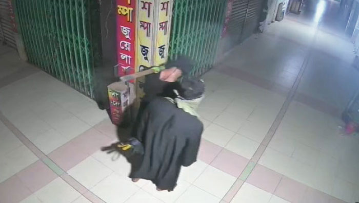 গভীর রাতে বোরকা পরে দোকান থেকে স্বর্ণ চুরি