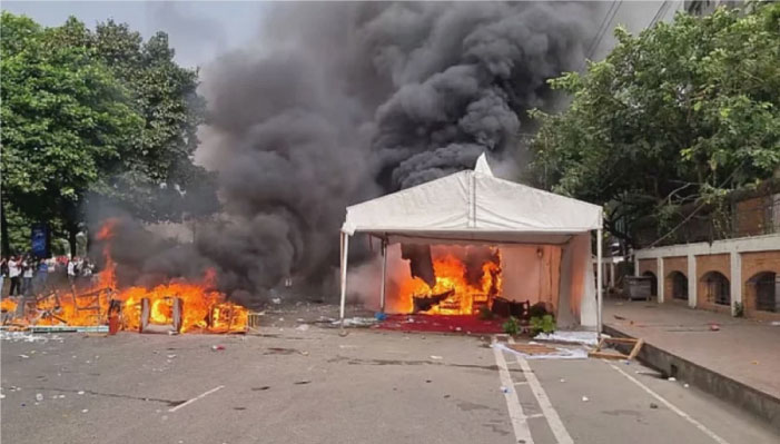 জুলাই যোদ্ধাদের বের করে দেওয়ায় মানিক মিয়া অ্যাভিনিউ রণক্ষেত্র