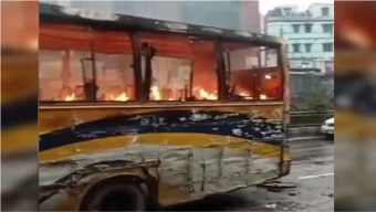 রাজধানীতে যাত্রীবাহী বাসে গুলি ও আগুন