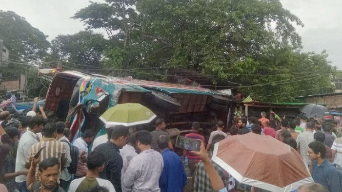 নিয়ন্ত্রণ হারিয়ে দোকানের ভেতর বাস, দুই নারীসহ নিহত-৩