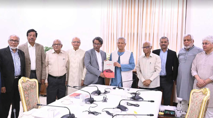 জুলাই সনদ বাস্তবায়নের সুপারিশ প্রধান উপদেষ্টার কাছে হস্তান্তর