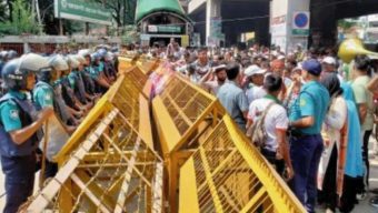 পুলিশ ও ‘আমরা জুলাই যোদ্ধা’ মুখোমুখি