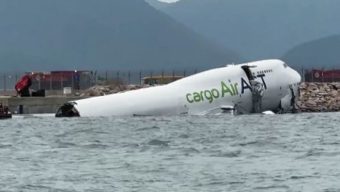 রানওয়ে থেকে ছিটকে সাগরে পড়লো বিমান