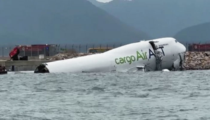 রানওয়ে থেকে ছিটকে সাগরে পড়লো বিমান