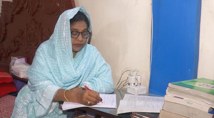 ৫৬ বছর বয়সে এইচএসসি দিয়ে পাশ