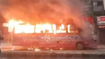 বাড্ডা ও শাহজাদপুরে ভোরে দুই বাসে আগুন