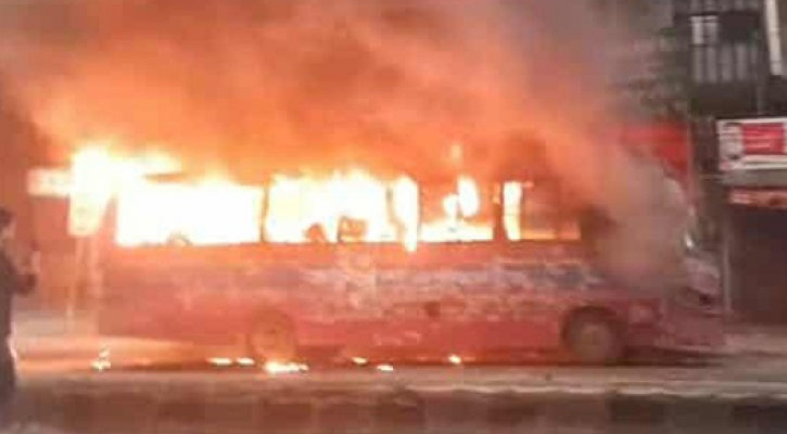 বাড্ডা ও শাহজাদপুরে ভোরে দুই বাসে আগুন