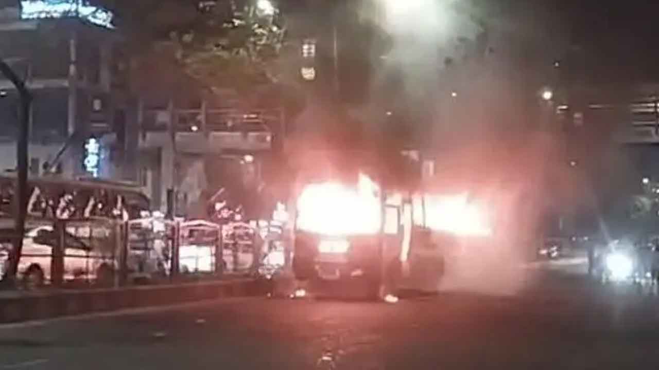 ল্যাবএইড হাসপাতালের সামনে একটি বাসে আগুন