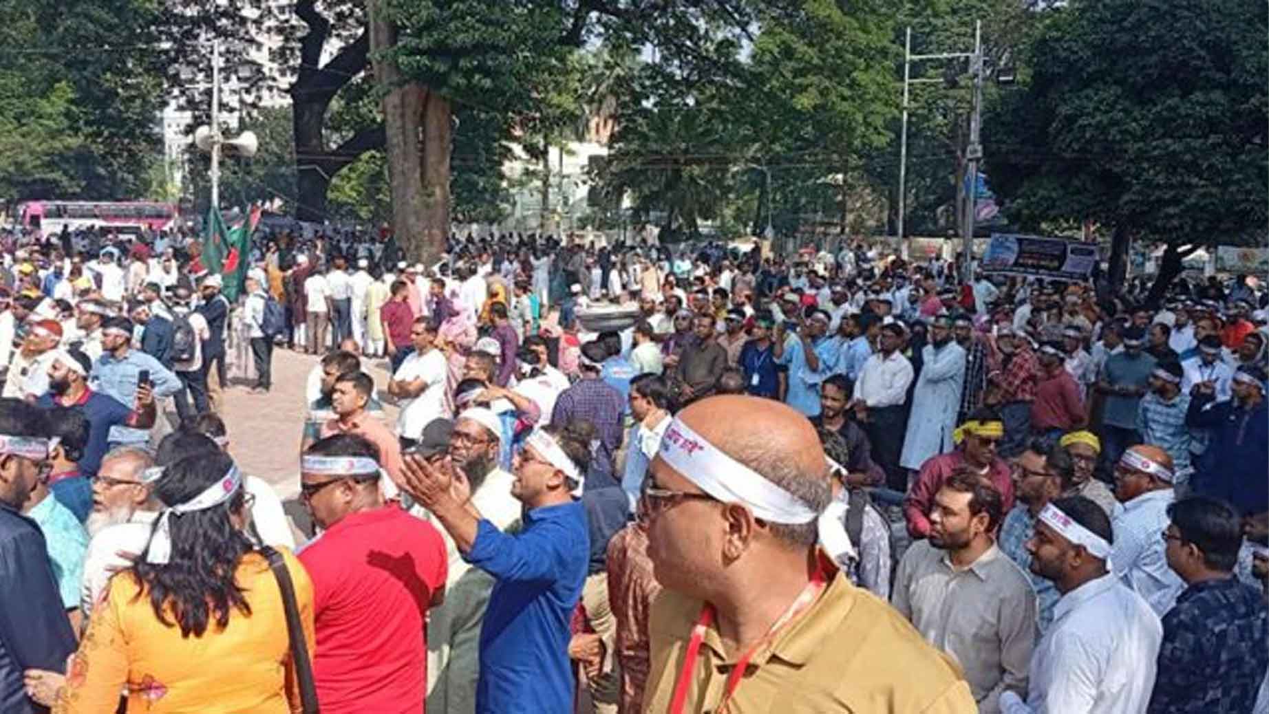 দশম গ্রেডে বেতনসহ তিন দফা দাবিতে রাস্তায় হাজার হাজার প্রাথমিক শিক্ষক