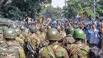 ধানমণ্ডি-৩২-এ প্রবেশের চেষ্টা, রুখে দিলো সেনাবাহিনী