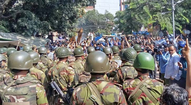 ধানমণ্ডি-৩২-এ প্রবেশের চেষ্টা, রুখে দিলো সেনাবাহিনী