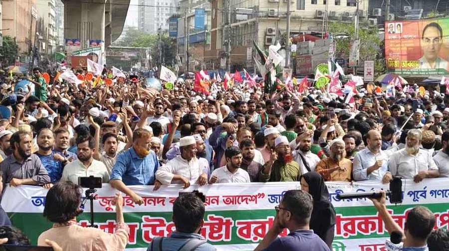 নভেম্বরে গণভোটসহ পাঁচ দফা দাবিতে উত্তাল রাজধানী