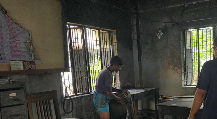 গ্রামীণ ব্যাংক কার্যালয়ে পেট্রোল ঢেলে আগুন