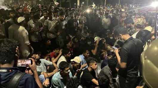 ধানমন্ডি ৩২ এর অবশিষ্ট ভাঙার দাবিতে গভীর রাতেও বিক্ষোভ