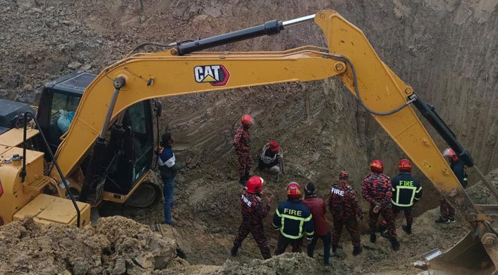 ২১ ঘণ্টায়ও মিলেনি নলকূপের পাইপে পড়ে যাওয়া শিশু সাজিদকে