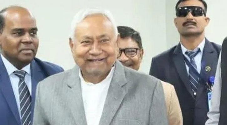 নারী চিকিৎসকের হিজাব টেনে নামানোয় তীব্র বিতর্কে বিহারের মুখ্যমন্ত্রী