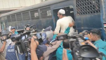 অর্থ উপদেষ্টাকে অবরুদ্ধের ঘটনায় সচিবালয়ের ১৪ কর্মচারী বরখাস্ত