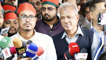 পাশে দাঁড়িয়েই স্বরাষ্ট্র উপদেষ্টার পদত্যাগ চাইলেন ডাকসু ভিপি