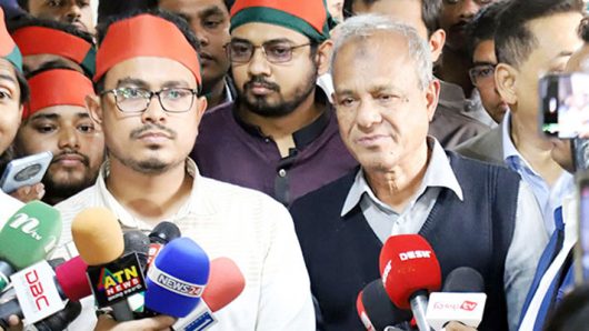 পাশে দাঁড়িয়েই স্বরাষ্ট্র উপদেষ্টার পদত্যাগ চাইলেন ডাকসু ভিপি