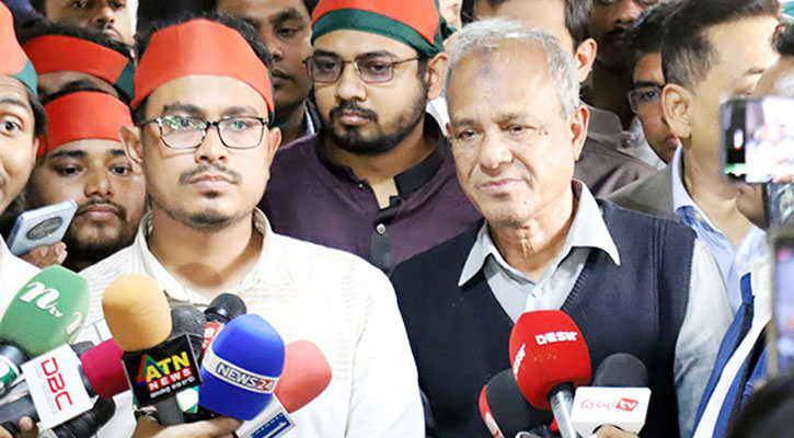 পাশে দাঁড়িয়েই স্বরাষ্ট্র উপদেষ্টার পদত্যাগ চাইলেন ডাকসু ভিপি