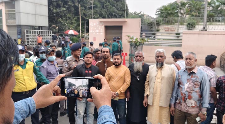 এভারকেয়ার হাসপাতালের সামনে জনতার ভিড়