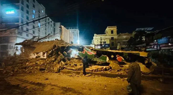 বুলডোজার দিয়ে গুঁড়িয়ে দেওয়া হলো আওয়ামী লীগের কার্যালয়