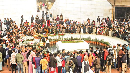 খালেদা জিয়ার সমাধিতে মানুষের ঢল