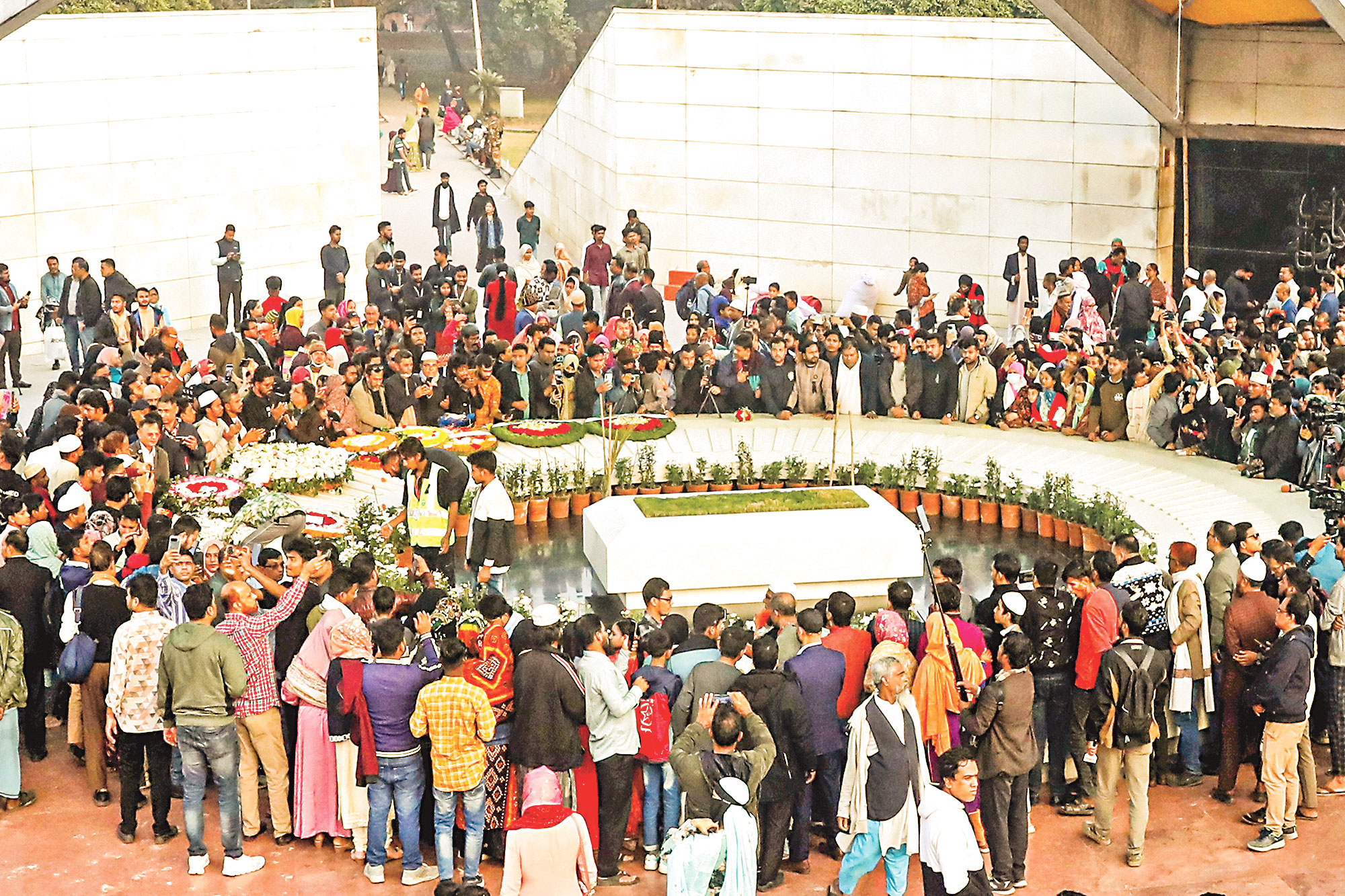 খালেদা জিয়ার সমাধিতে মানুষের ঢল