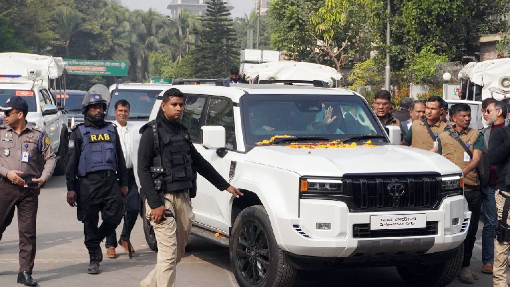 তারেক রহমানের গাড়িতে খাম লাগিয়ে দ্রুত পালিয়ে গেলো মোটরসাইকেলচালক!
