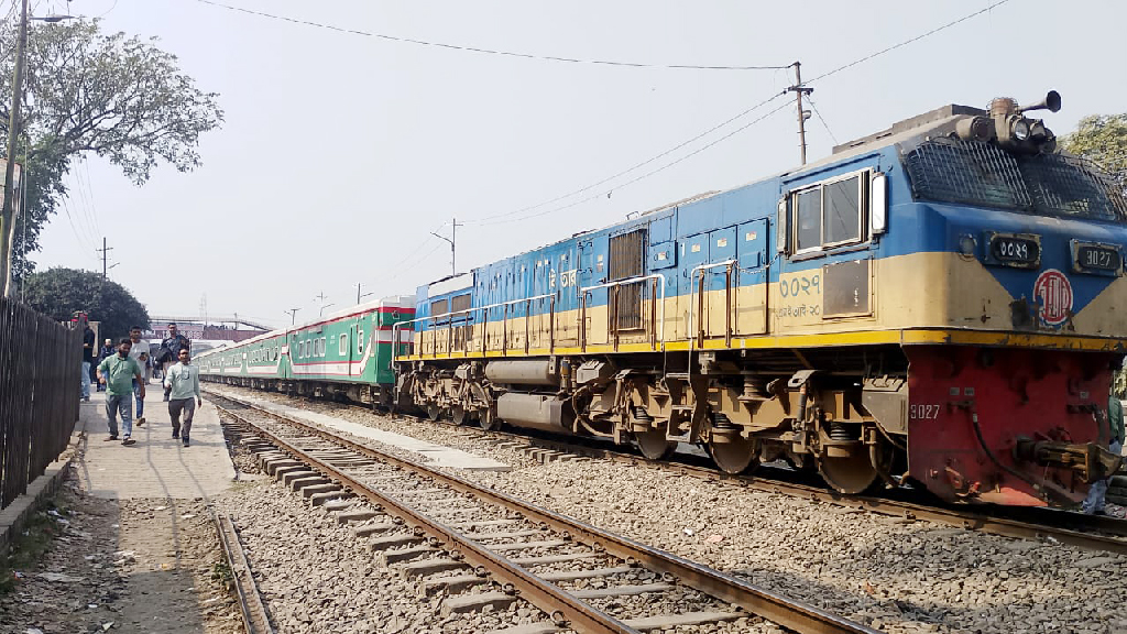 সাড়ে ১১ ঘণ্টা পর ঢাকা-সিলেট-চট্টগ্রাম রুটে ট্রেন চলাচল স্বাভাবিক