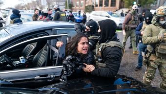 যুক্তরাষ্ট্রে নারীকে টেনেহিঁচড়ে তুলে নিয়ে গেল অভিবাসন পুলিশ