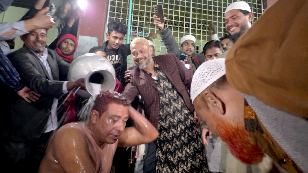 দুধ দিয়ে গোসল করে জামাতে গেলেন বিএনপি নেতাকর্মীরা!
