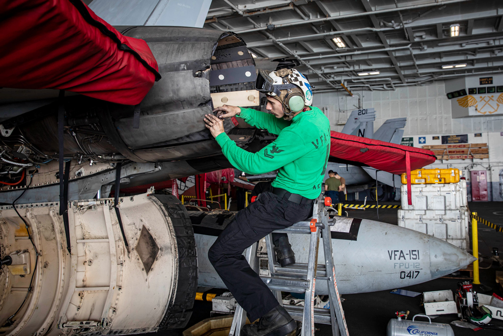 ‘বিশাল মার্কিন নৌবহর ইরানের কাছাকাছি’
