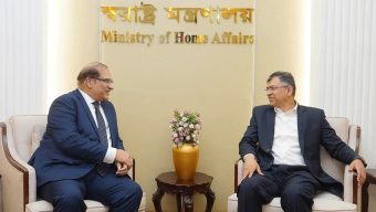 স্বরাষ্ট্রমন্ত্রীর সঙ্গে পাকিস্তানের হাইকমিশনারের সৌজন্য সাক্ষাৎ